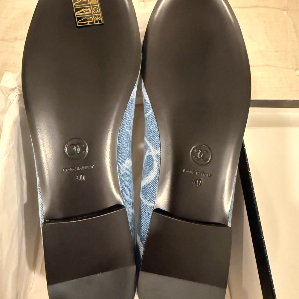 CHANEL Denim Flats with CC impression, size 40, new in box with dust bag, unworn - Picture 7 of 16